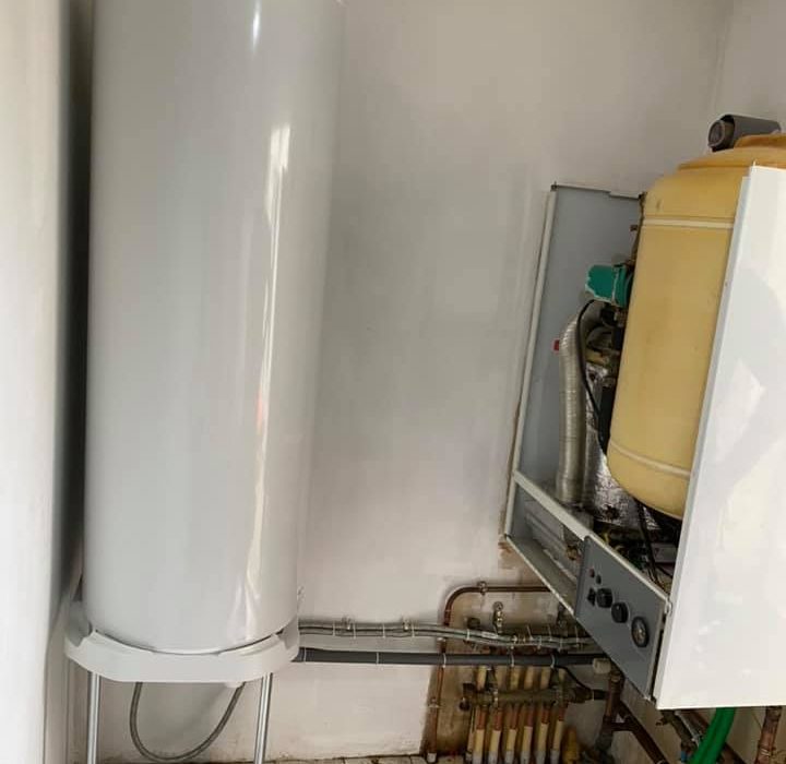 Installation d’une pompe à chaleur air/eau avec ballon d’eau chaude intégré à Baule 45130