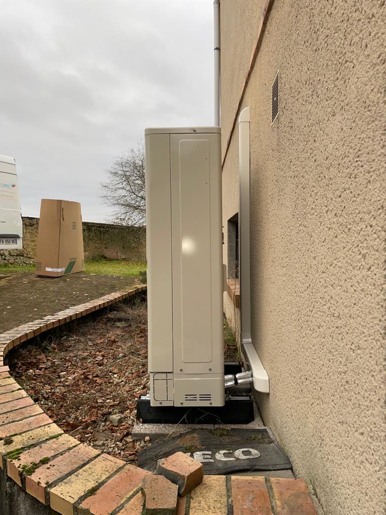 groupe extérieur d'une pompe à chaleur air/eau à Meung sur loire